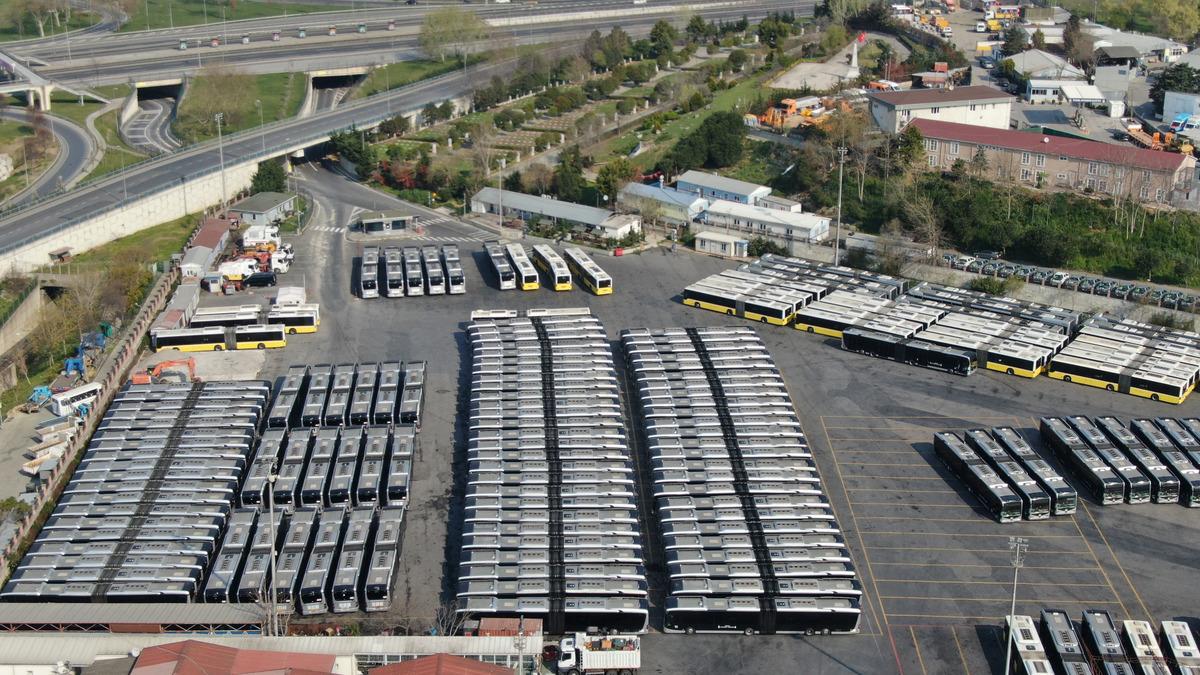 Seferler durdu metrob&uuml;sler garajlara sığmadı
