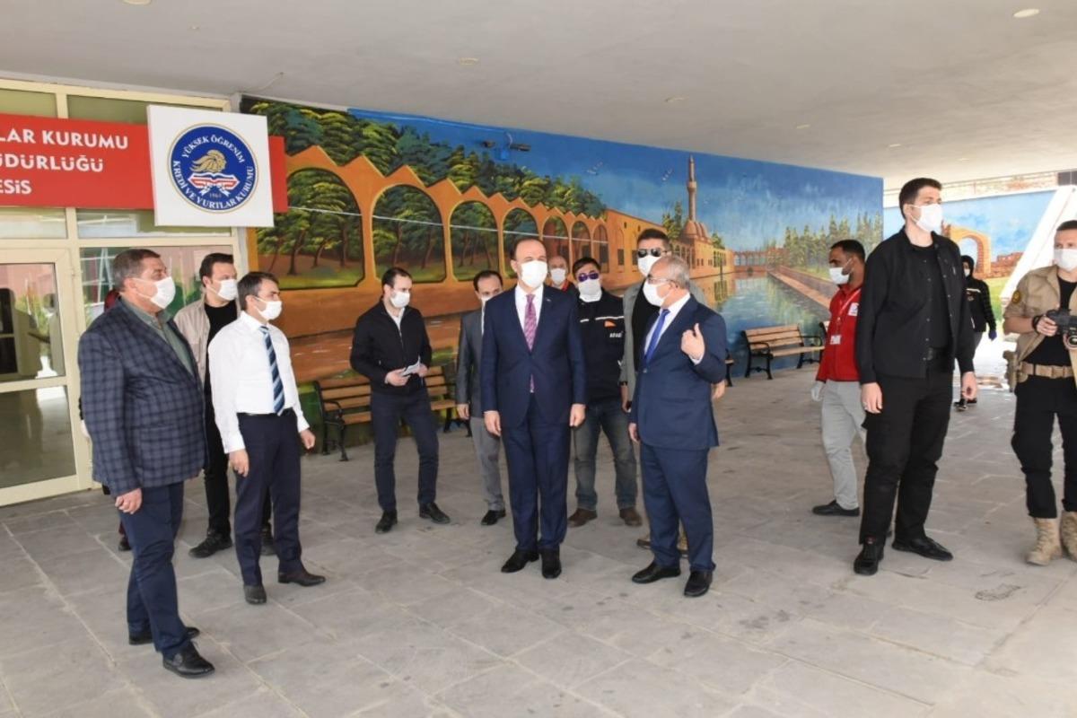 Vali karantinadaki vatandaşları ziyaret etti