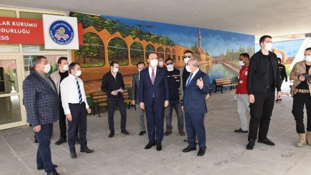 Vali karantinadaki vatandaşları ziyaret etti