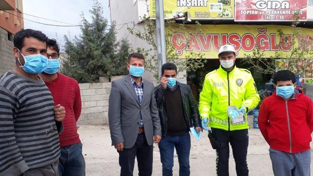 Vatandaşlara ücretsiz maske dağıtıldı