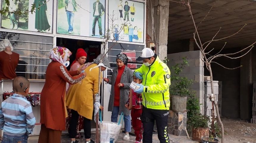 Vatandaşlara &uuml;cretsiz maske dağıtıldı