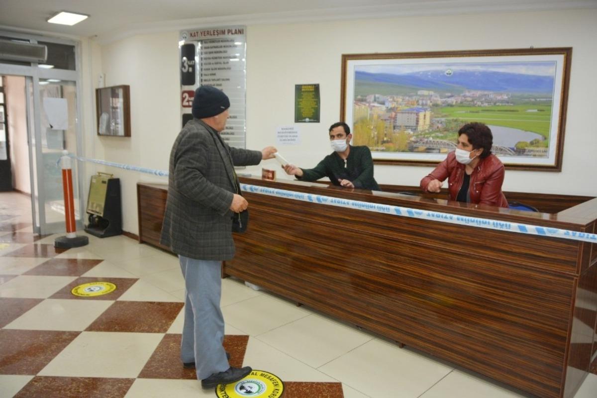 Ardahan Belediyesinde &uuml;cretsiz maske dağıtımı başladı