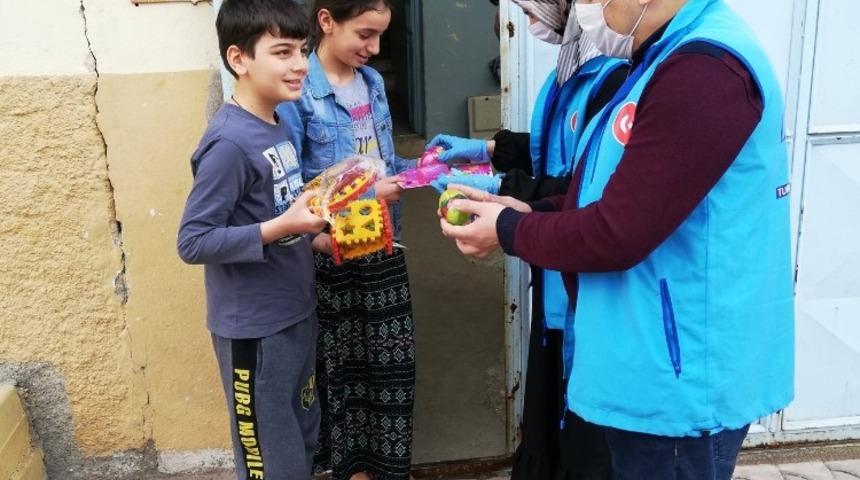 &Ccedil;ocuklara oyuncak dağıtıldı