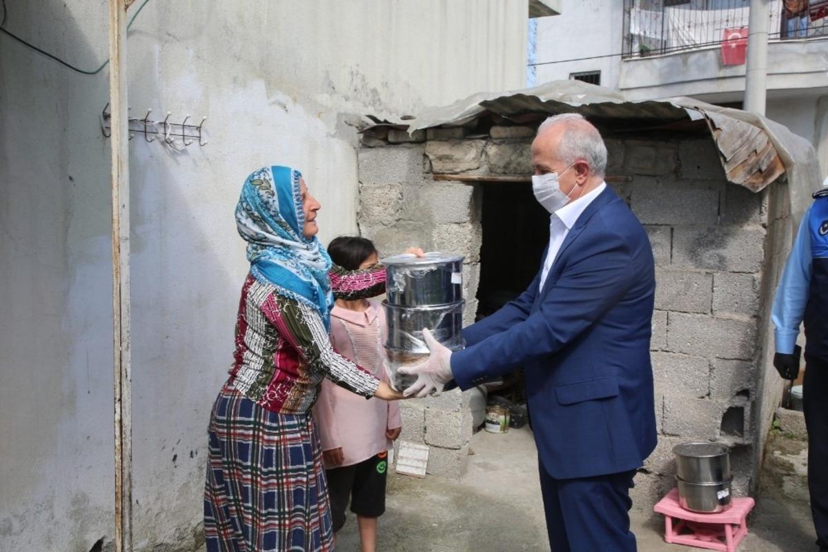 G&uuml;ltak, yaşlı vatandaşlara erzak, &ccedil;ocuklara oyuncak dağıttı