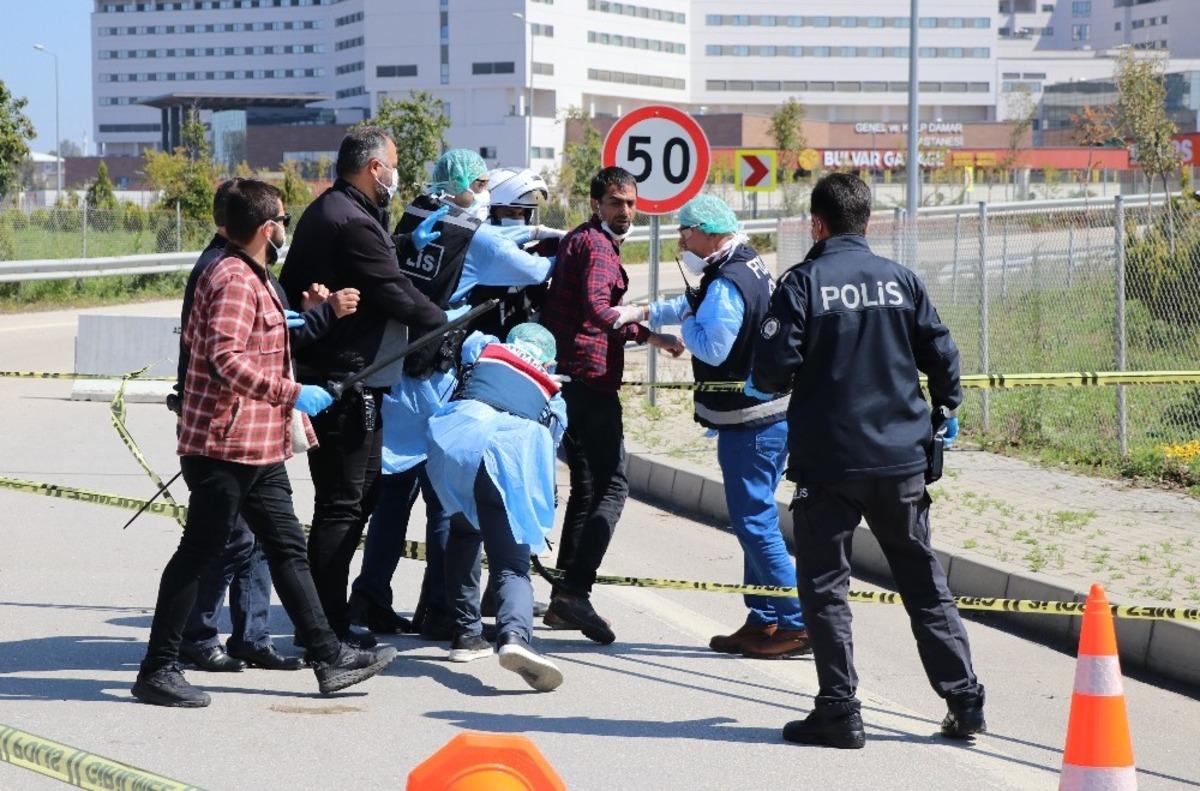 Koronavir&uuml;s testi pozitif &ccedil;ıktı, hastaneden ka&ccedil;ıp polislere dehşet yaşattı