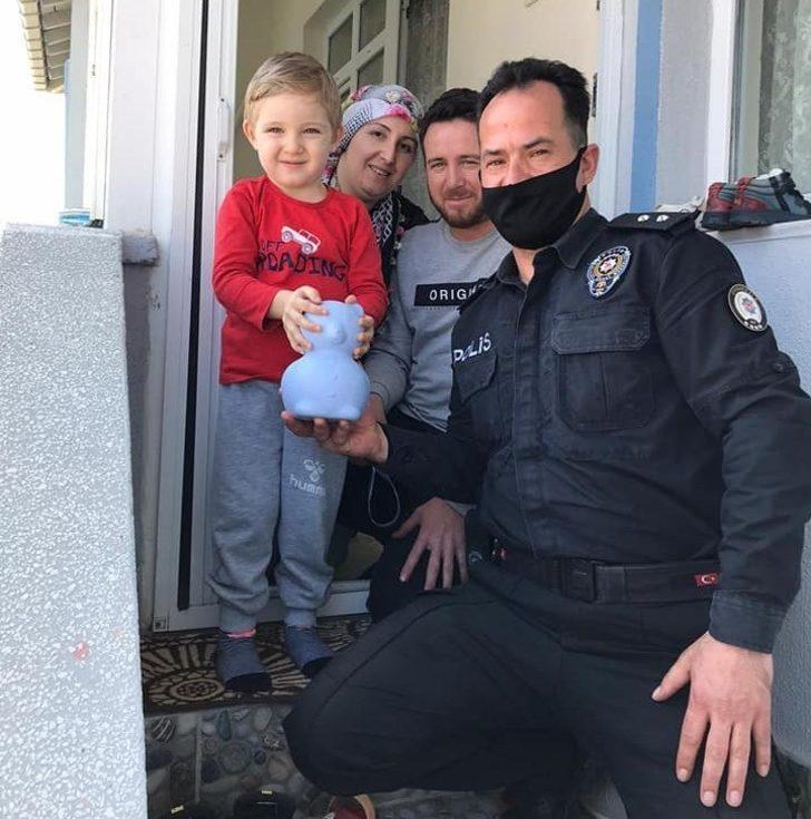 4  yaşındaki Alpaslan, kumbarasını "Biz bize yeteriz" kampanyasına bağışladı G5