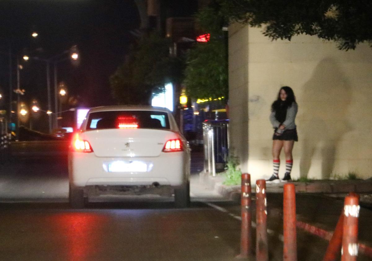 Yasağa rağmen caddede fuhuş pazarlığı yaptılar