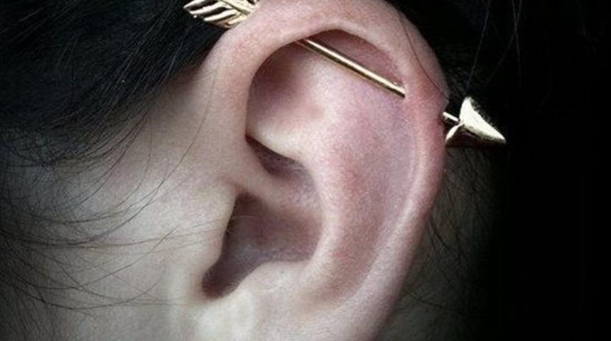  Kulak deldirmeyi d&uuml;ş&uuml;n&uuml;yorsanız dikkat! Aslında hi&ccedil; sağlıklı değil...