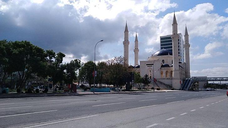 Şanlıurfa’da cadde ve sokaklar boş kaldı G4