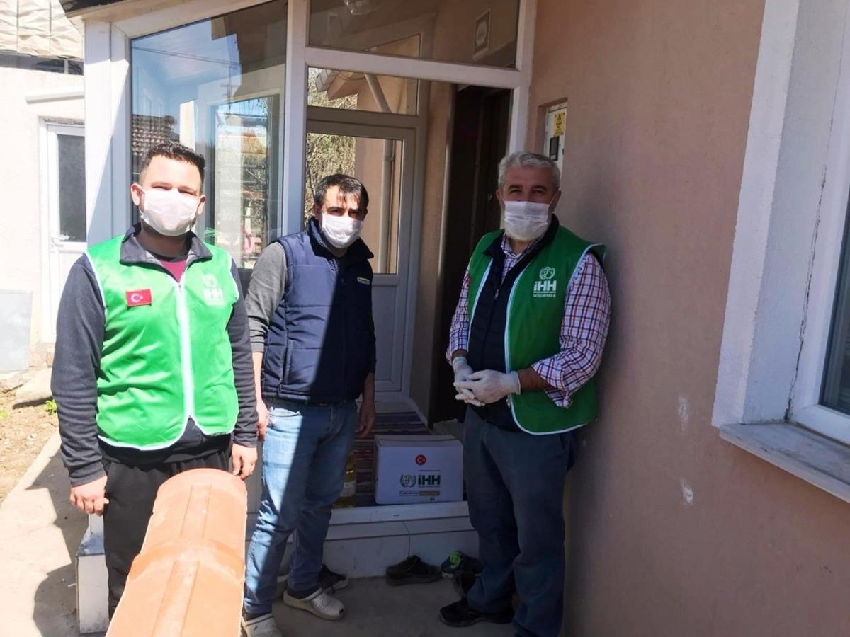 Hisarcık İHH&rsquo;dan iş yerleri kapatılan esnaflara yardım kolisi