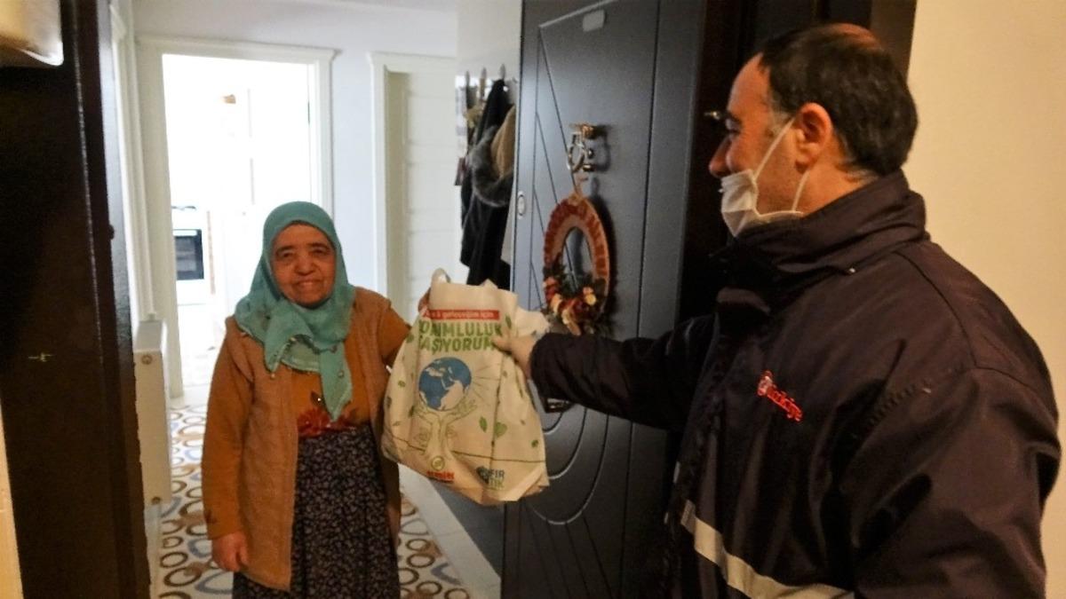 T&uuml;rkiye Gazetesi dağıtıcıları yaşlılar i&ccedil;in seferber oldu