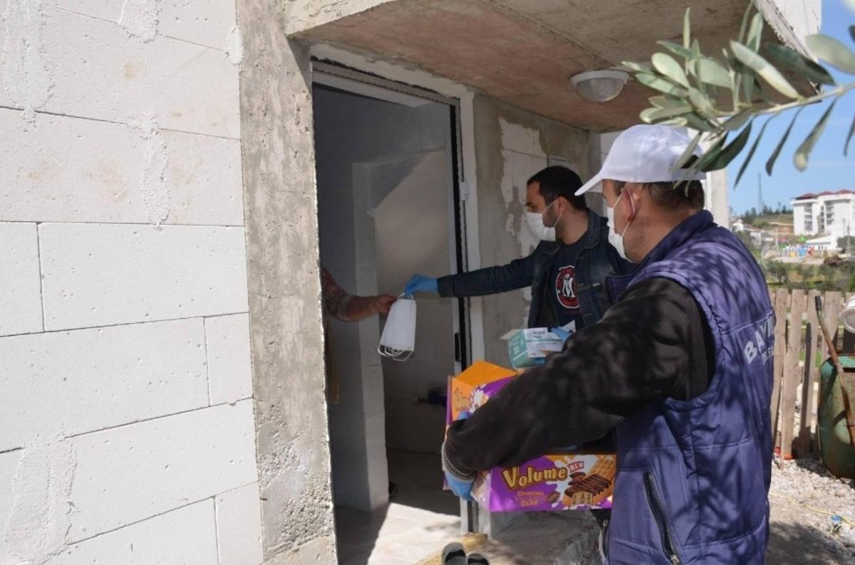 B&uuml;y&uuml;klere maske, &ccedil;ocuklara &ccedil;ikolata