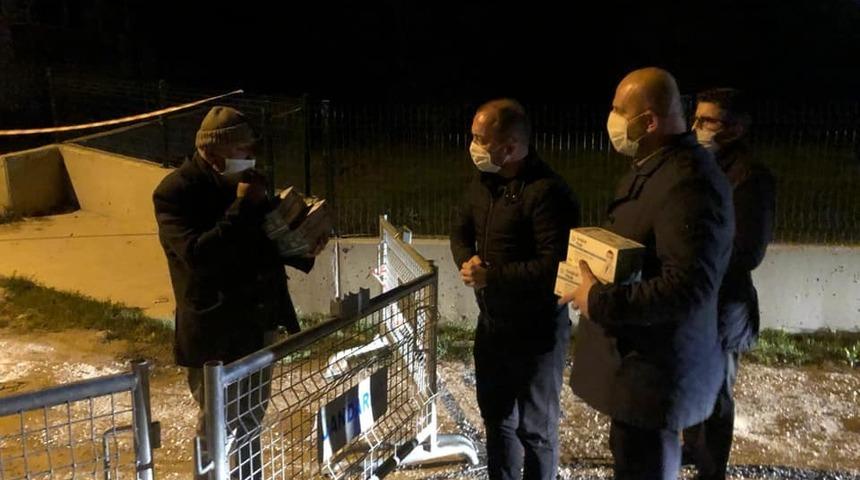 İl Başkanı Karabıyık karantina altındaki mahalle sakinlerine maske g&ouml;t&uuml;rd&uuml;