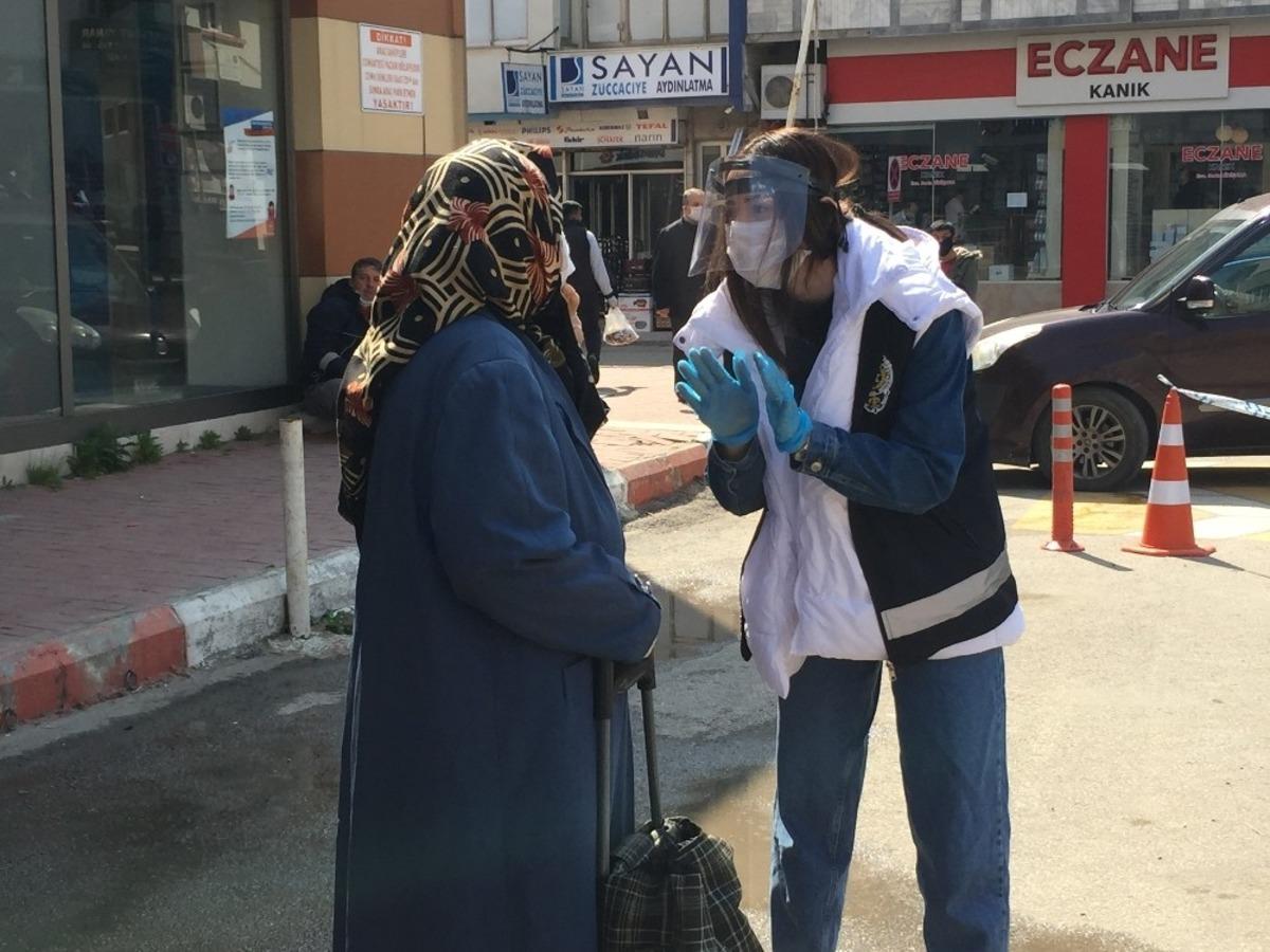 &ldquo;Meyve alayım, bir daha da gelmem&rdquo; dedi, polis 65 yaş &uuml;st&uuml;ndeki kadını zor ikna etti