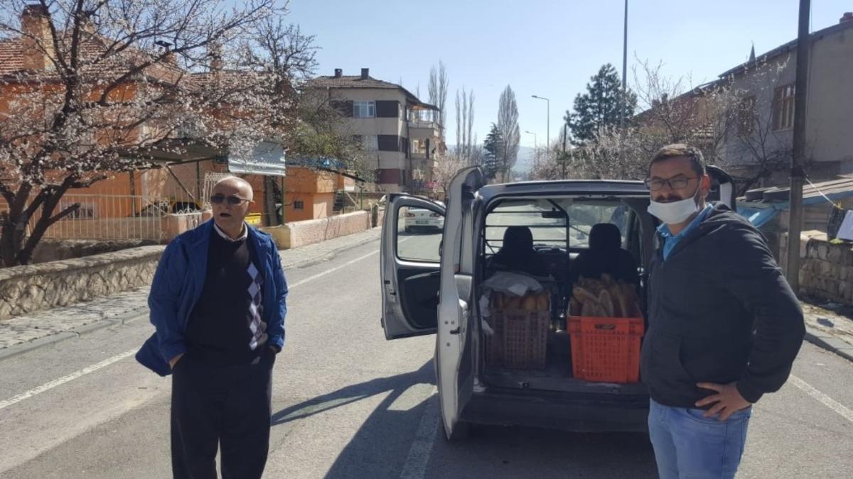 B&uuml;nyan Belediyesi sokak sokak ekmek dağıtıyor