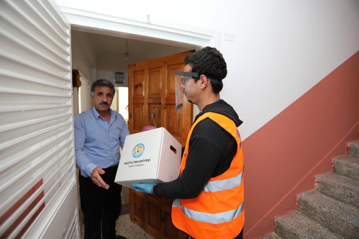 Mezitli Belediyesinden evden &ccedil;ıkmayanlara gazete, ekmek ve gıda desteği