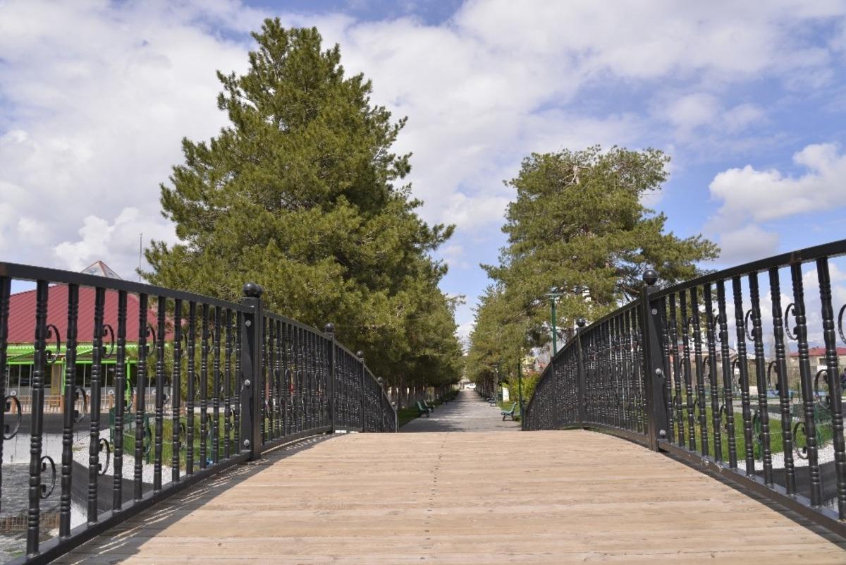 Muş&rsquo;ta park ve bah&ccedil;elerde korona sessizliği