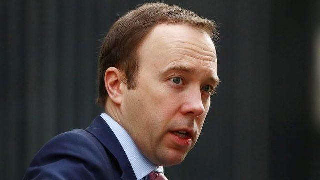 Koronavirüs: İngiltere'de 'Sağlık çalışanları gereğinden fazla teçhizat ve koruyucu malzeme kullanılıyor olabilir' diyen Sağlık Bakanı Matt Hancock'a tepki