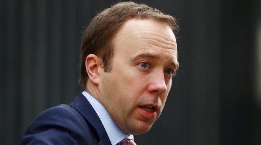 Koronavir&uuml;s: İngiltere'de 'Sağlık &ccedil;alışanları gereğinden fazla te&ccedil;hizat ve koruyucu malzeme kullanılıyor olabilir' diyen Sağlık Bakanı Matt Hancock'a tepki