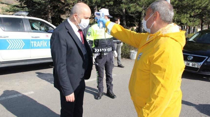 Emniyet M&uuml;d&uuml;r&uuml; Artunay, kontrol noktasını denetledi