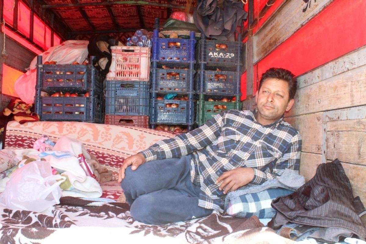 Pazarcı esnafı kamyon kasasında mahsur kaldı