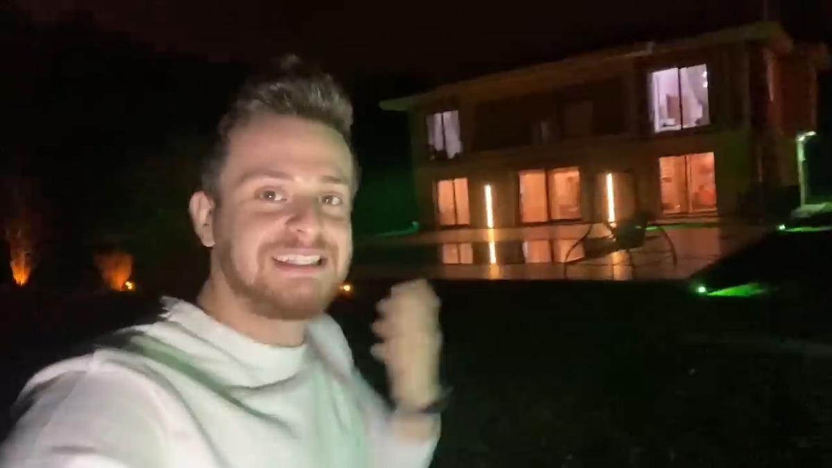 İşte &uuml;nl&uuml; Youtuber Alper Rende'nin yeni havuzlu villası!