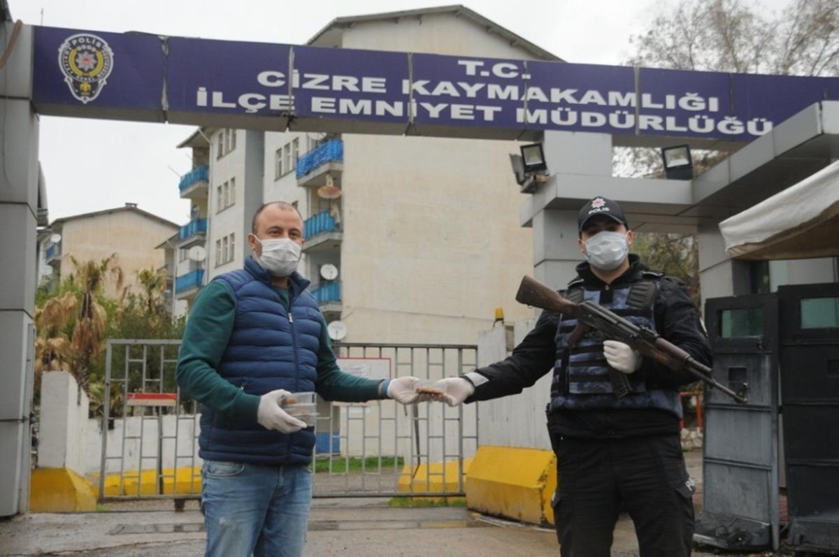 Şırnaklı iş adamı şehit polisler i&ccedil;in helva dağıttı