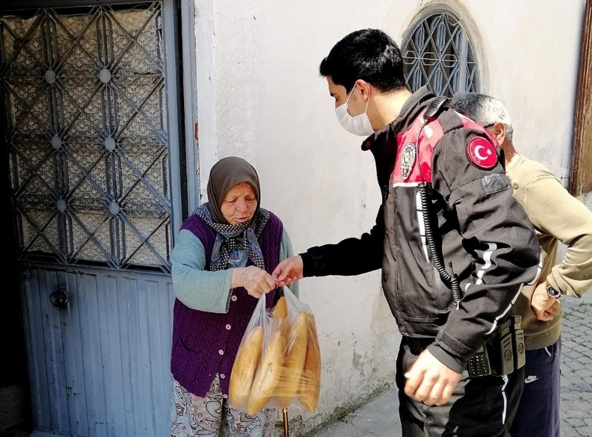 Polis ekipleri hem denetliyor hem de ihtiya&ccedil;ları karşılıyor