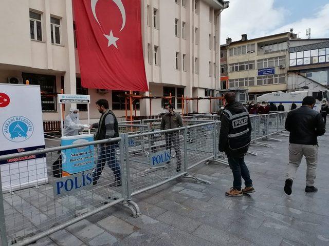 Hakkari belediyesi maske dağıttı