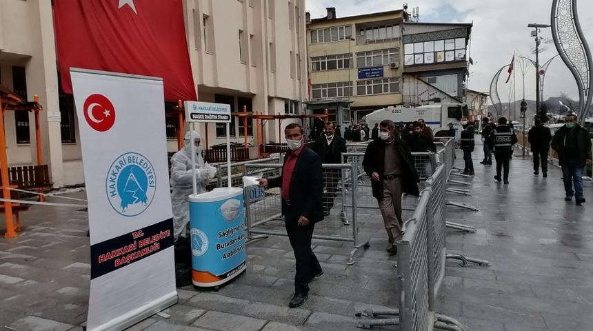 Hakkari belediyesi maske dağıttı