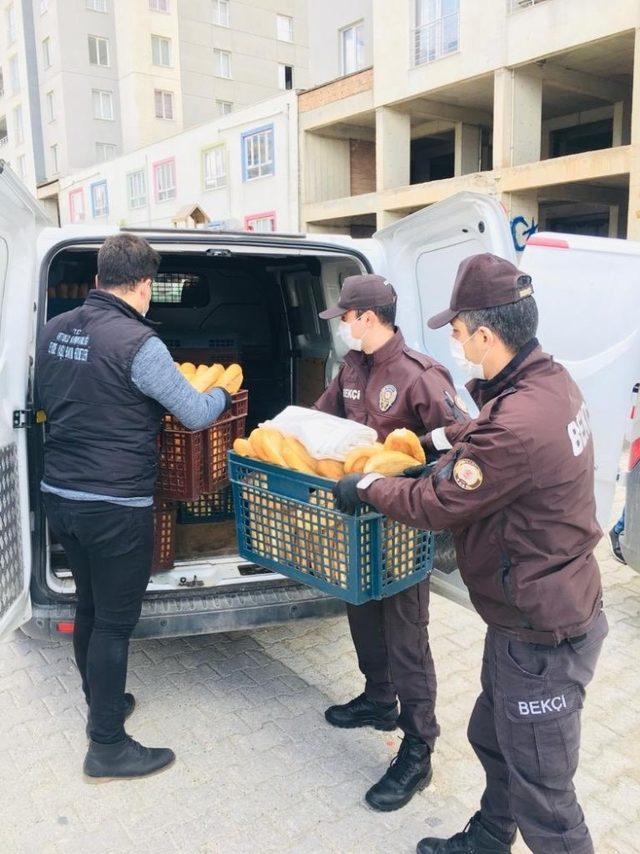 Artuklu Kaymakamlığından evlere ekmek dağıtımı 1