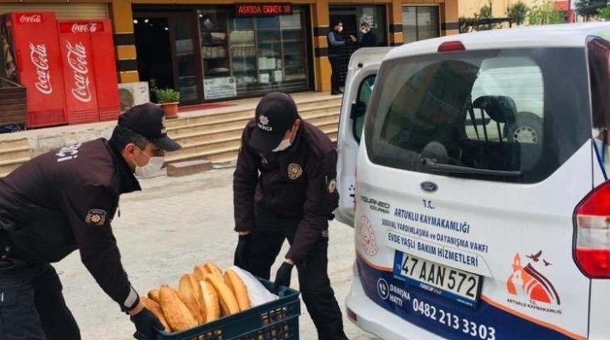 Artuklu Kaymakamlığından evlere ekmek dağıtımı