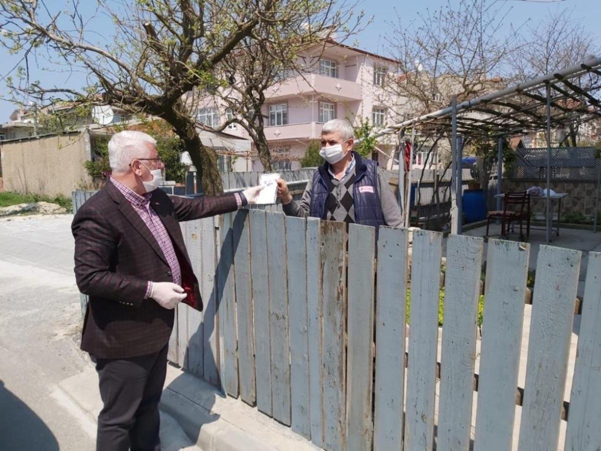 Başkan Y&uuml;ksel maskeleri bizzat teslim ediyor