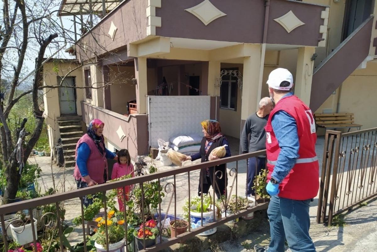 Kızılay sokağa &ccedil;ıkamayanlara 2 bin ekmek dağıttı