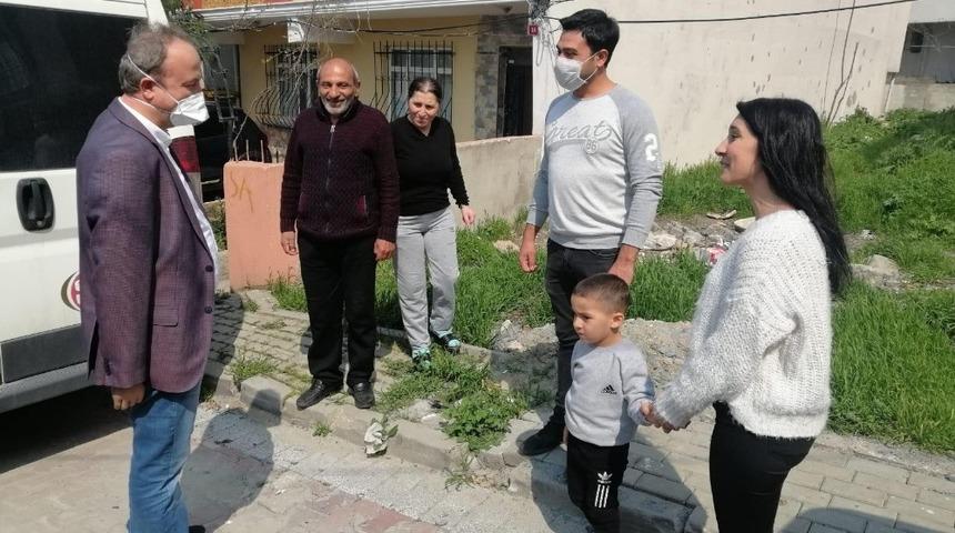 Yasak dolayısı ile evinden &ccedil;ıkamayan minik Demir&rsquo;e doğum g&uuml;n&uuml; s&uuml;rprizi