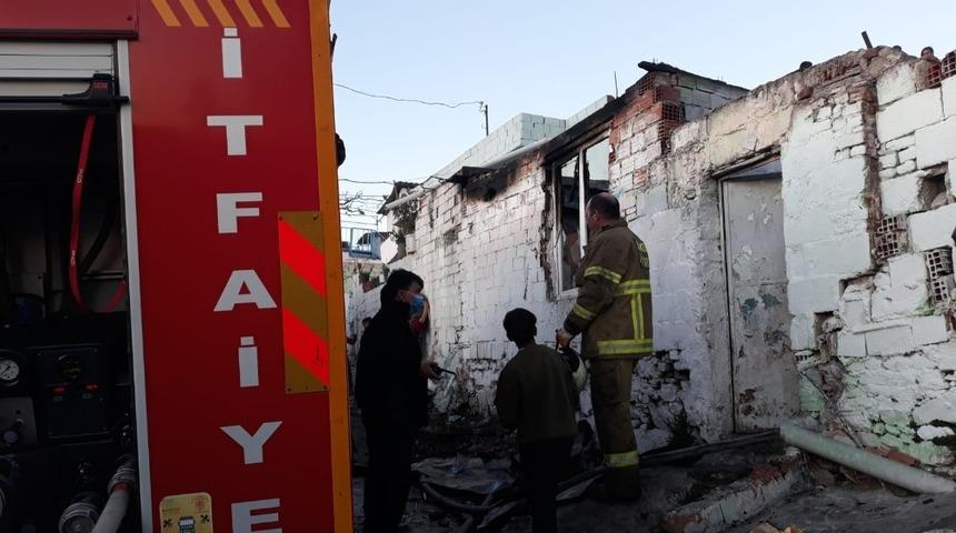 Edremit’te gecekondu alevlere teslim oldu