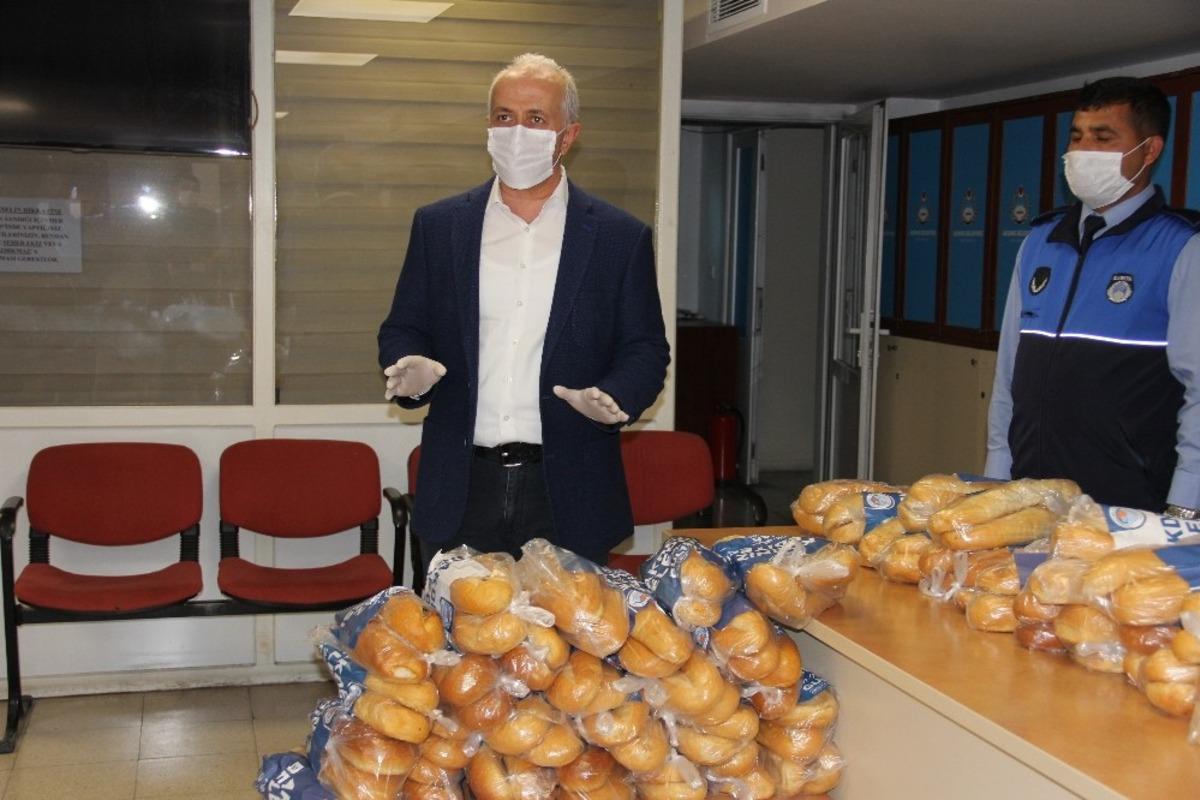 G&uuml;ltak: &ldquo;Vatandaşlarımız panik yapmasın. İki g&uuml;nde 20 bin ekmek dağıtacağız&rdquo;