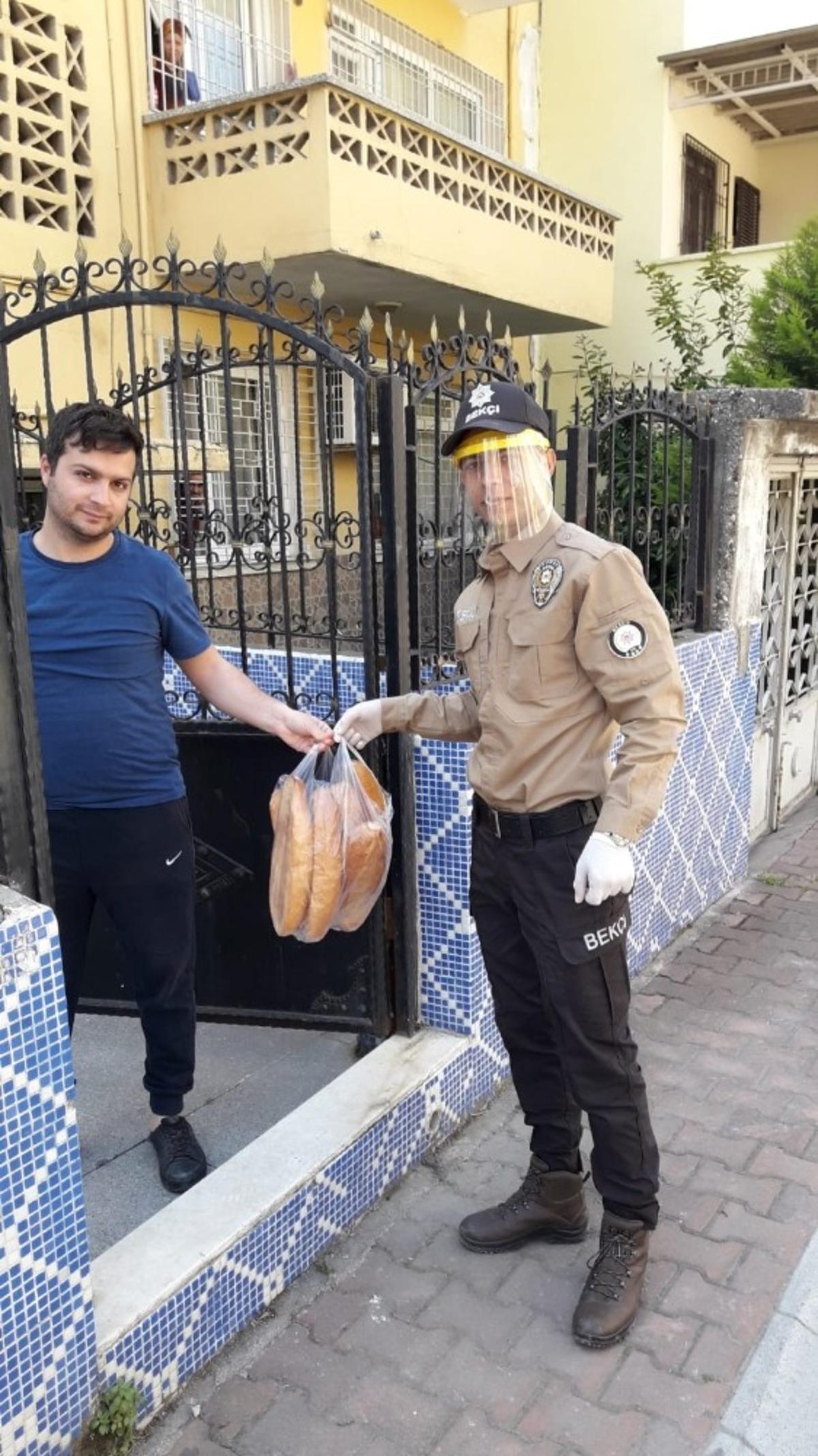Mersin&rsquo;de bek&ccedil;iler sokağa &ccedil;ıkamayan vatandaşların ihtiya&ccedil;larını evine g&ouml;t&uuml;rd&uuml;