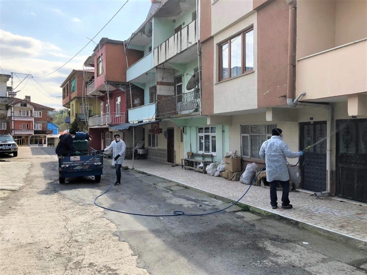 Muhtar t&uuml;m k&ouml;y&uuml; baştan sona dezenfekte etti