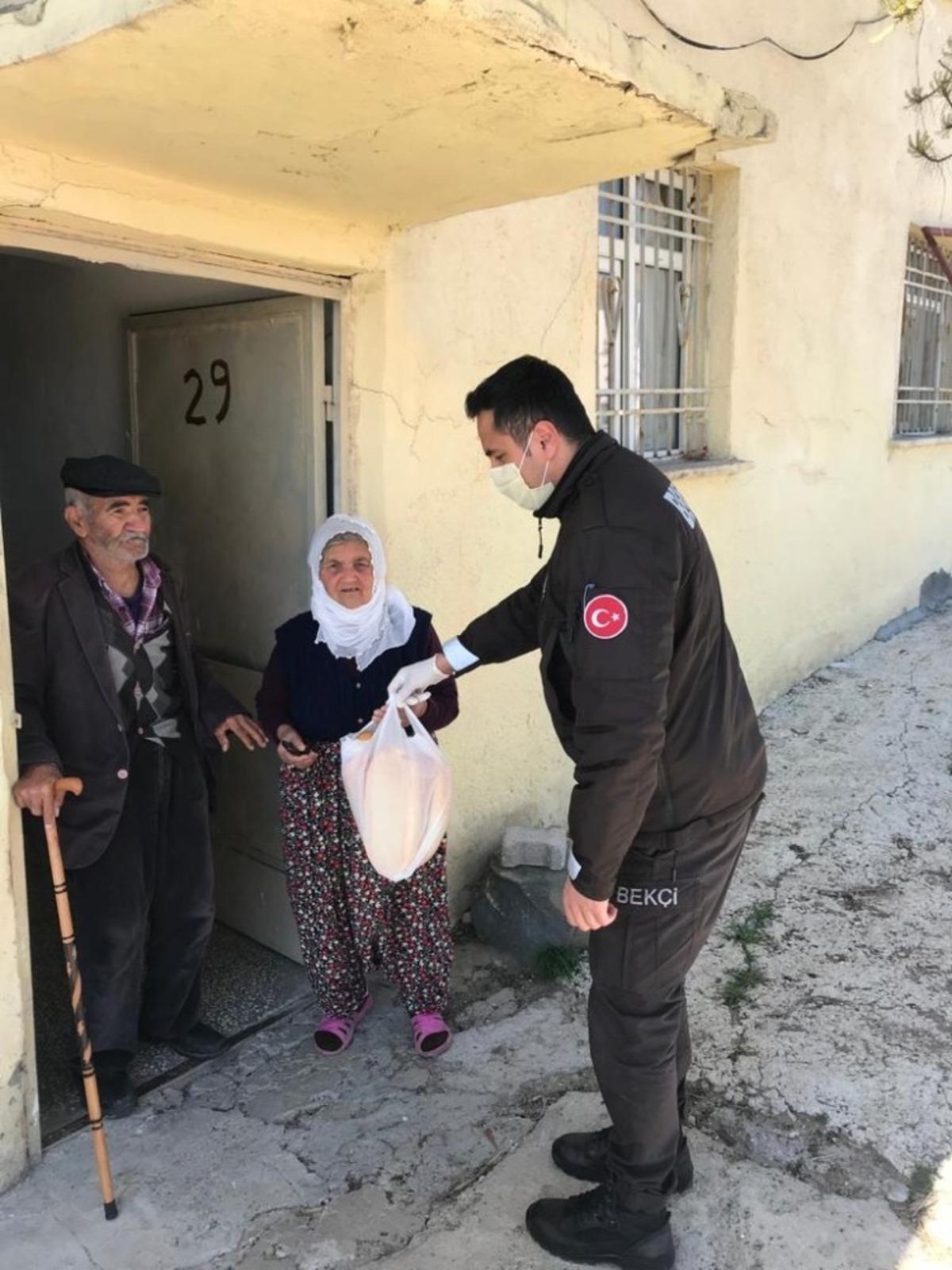 Polisten vatandaşın evine kadar hizmet