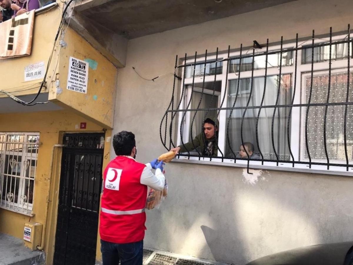 Kızılay Esenler&rsquo;de ekmeği vatandaşın kapısına g&ouml;t&uuml;rd&uuml;