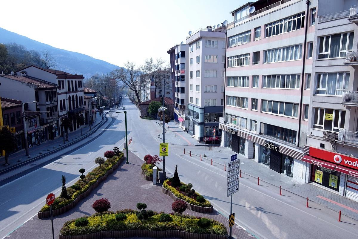 Yasak sonrası Bursa'da caddeler sessizliğe b&uuml;r&uuml;nd&uuml;