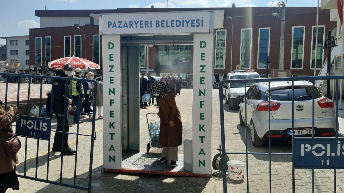 Halk pazarında vatandaşlar dezenfekte t&uuml;nelinden ge&ccedil;erek, 25&rsquo;şerli gruplar halinde i&ccedil;eri alındı