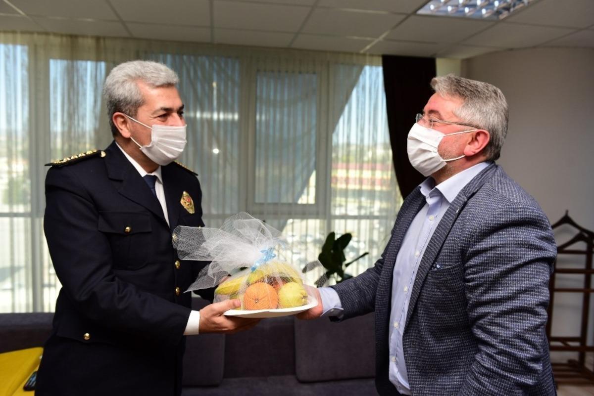 Başkan Aşgın&rsquo;dan meyveli kutlama