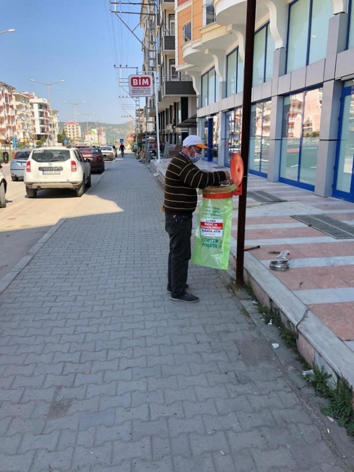 Maske ve eldivenler i&ccedil;in &ouml;zel atık torbası