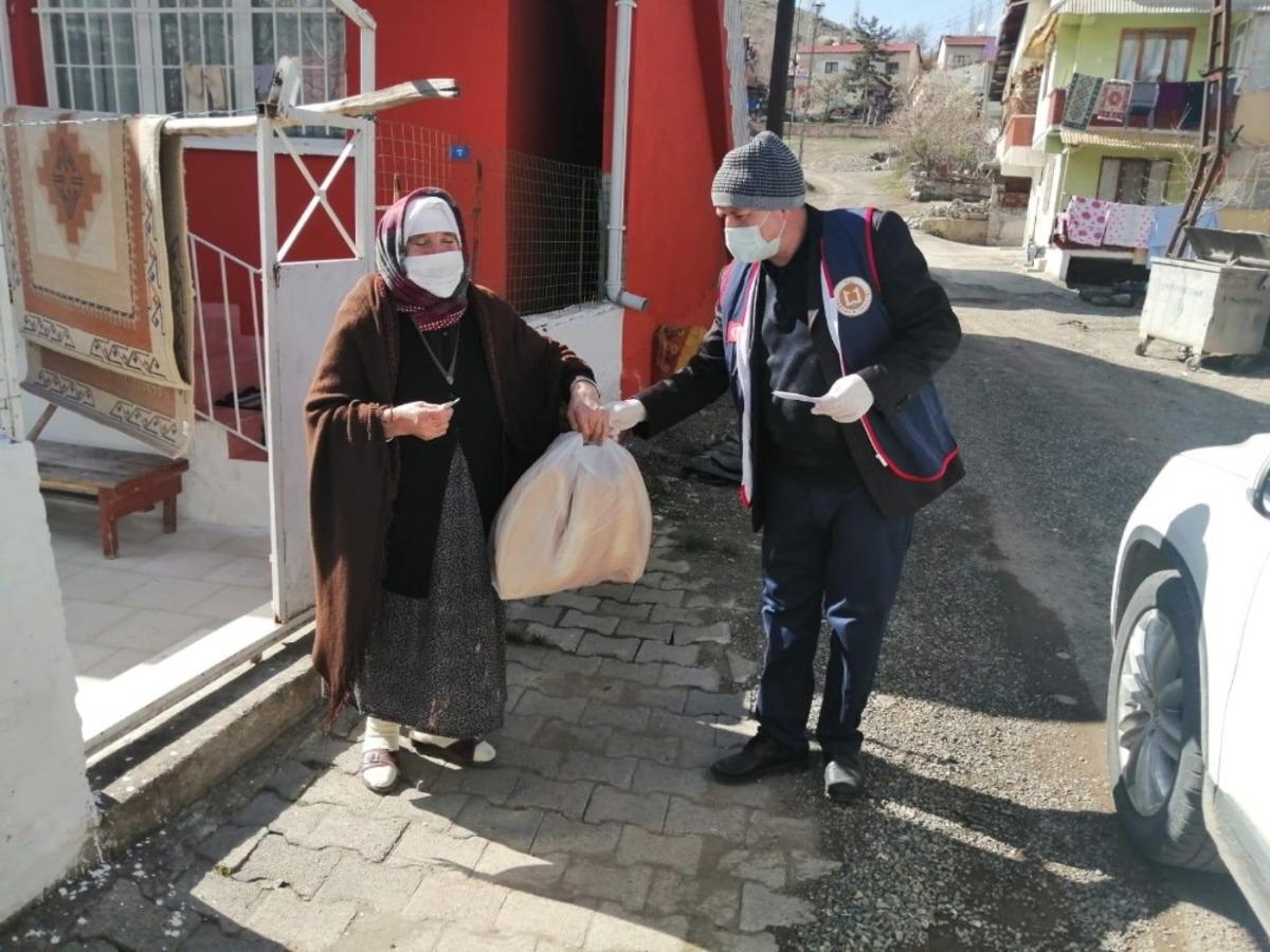 Sokağa &ccedil;ıkamayan vatandaşların ihtiya&ccedil;ları &rsquo;Vefa Sosyal Destek Grubu&rsquo; tarafından karşılanıyor