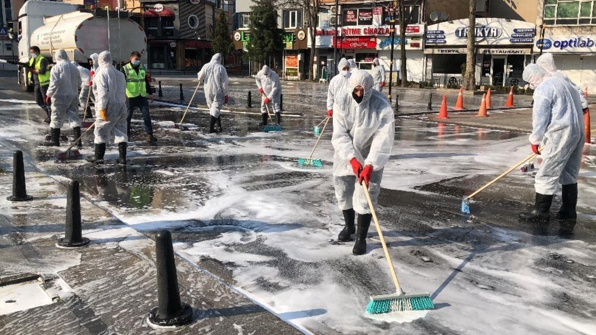 &Ccedil;orlu&rsquo;da caddeler k&ouml;p&uuml;kl&uuml; su ve dezenfektanla yıkandı