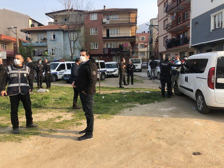 Sokağa çıkma yasağını delip polis ekiplerine sopalarla saldırdılar G1