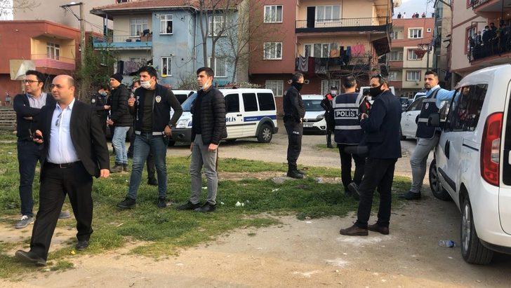 Sokağa çıkma yasağını delip polis ekiplerine sopalarla saldırdılar G3