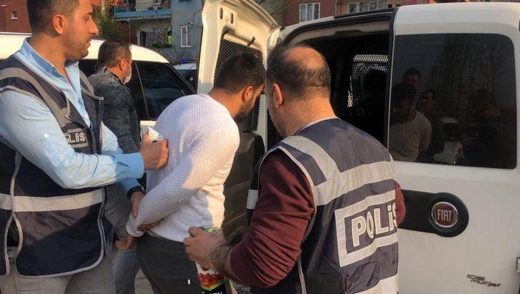 Sokağa çıkma yasağını delip polis ekiplerine sopalarla saldırdılar G5